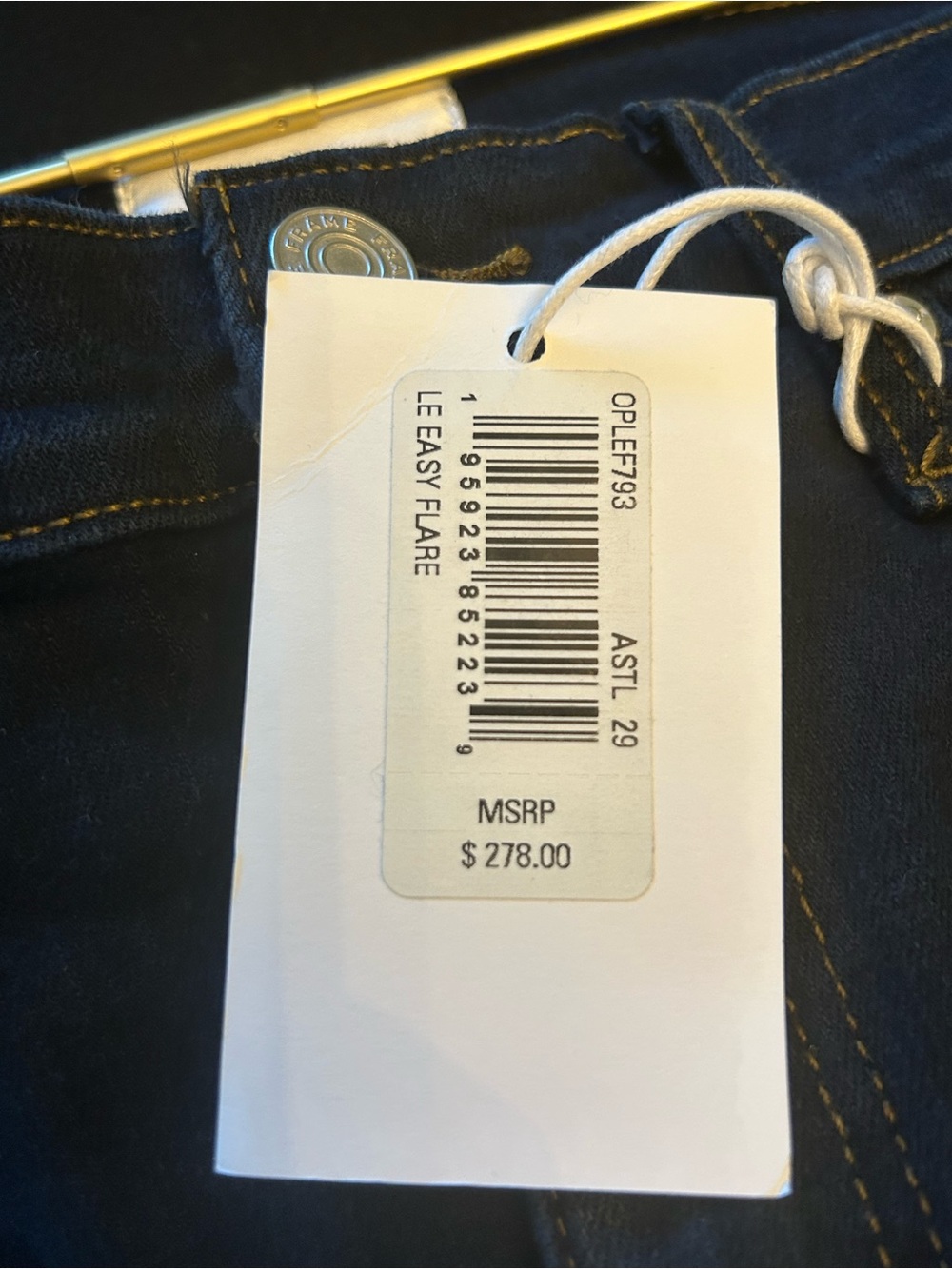 $278 retail Frame Denim High-Rise Easy Flare Jeans - dark wash. NWT size 29 - Picture 4 of 4